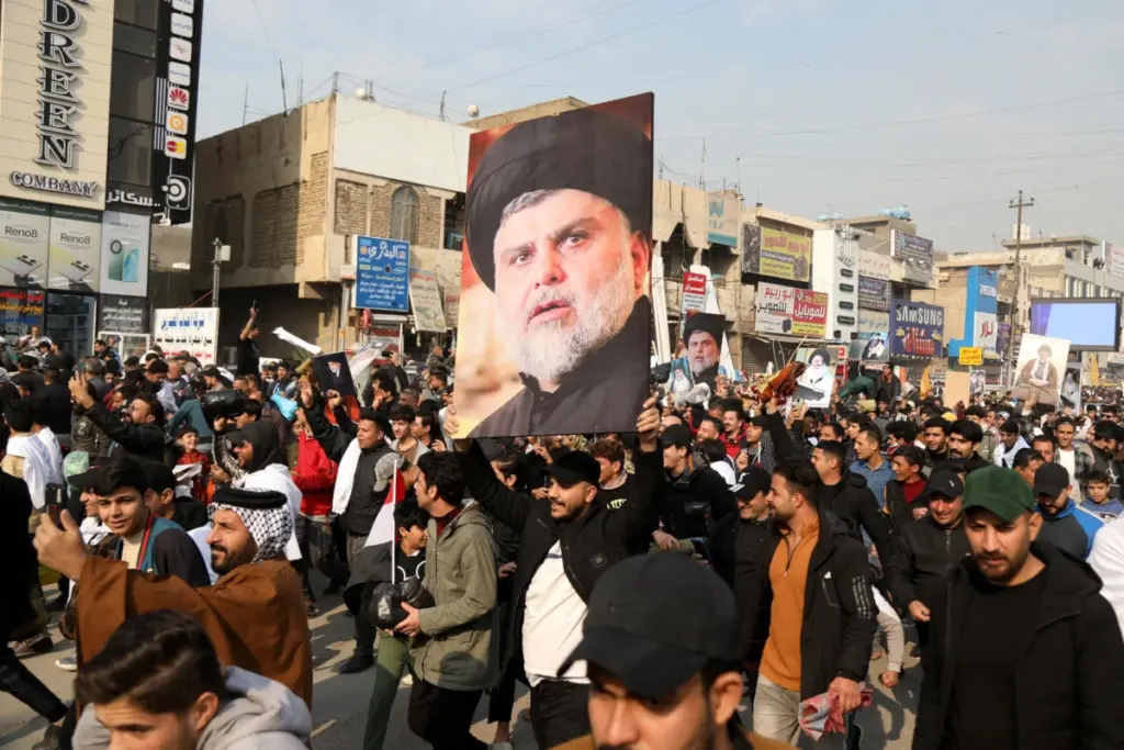 Sostenitori del leader del Movimento nazionale sciita Muqtada al-Sadr in marcia per le strade di Sadr City, Baghdad, gennaio 2023 (foto Ansa)
