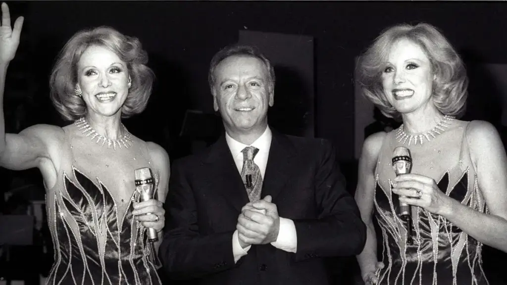 Alice ed Helen Kessler con Johnny Dorelli durante una puntata di <“Premiatissimaâ€, il 13 novembre 1986 (foto Ansa)