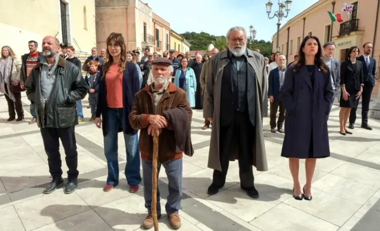 Fotogramma del film “La vita va così” di Riccardo Milani con Aldo Baglio, Virginia Raffaele, Giuseppe Loi, Diego Abatantuono, Geppi Cucciari