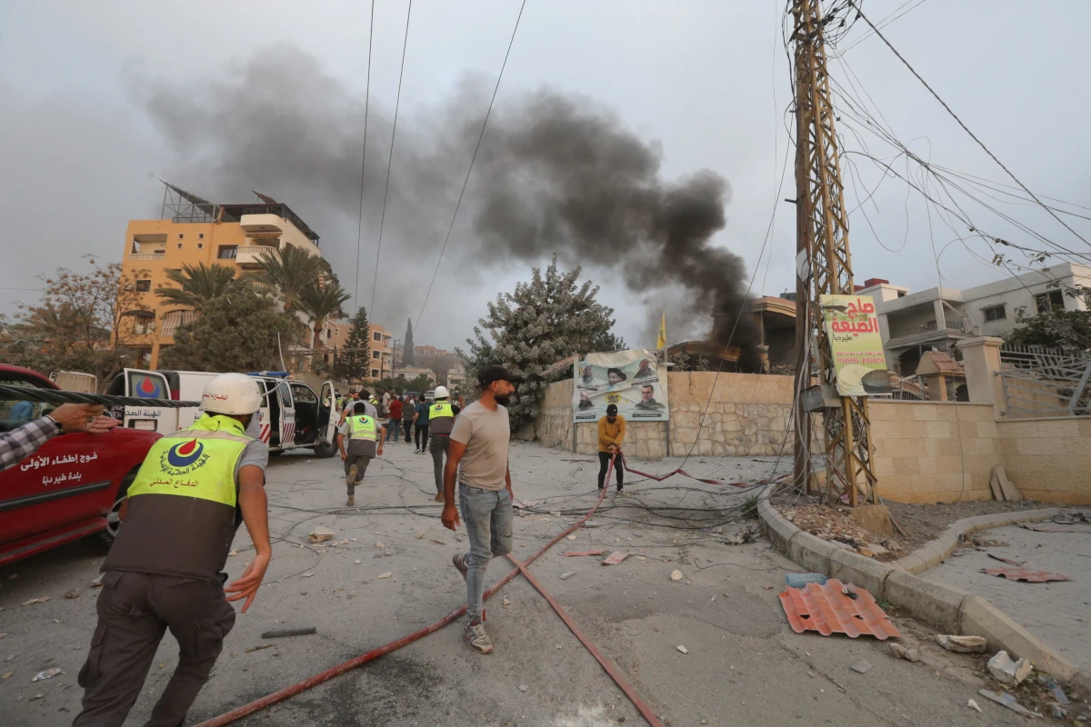 Soccorsi sui luoghi bombardati da Israele a Tayr Debba, nel Sud del Libano, il 6 novembre scorso in una serie di raid mirati dell’Idf contro Hezbollah (foto Ansa)