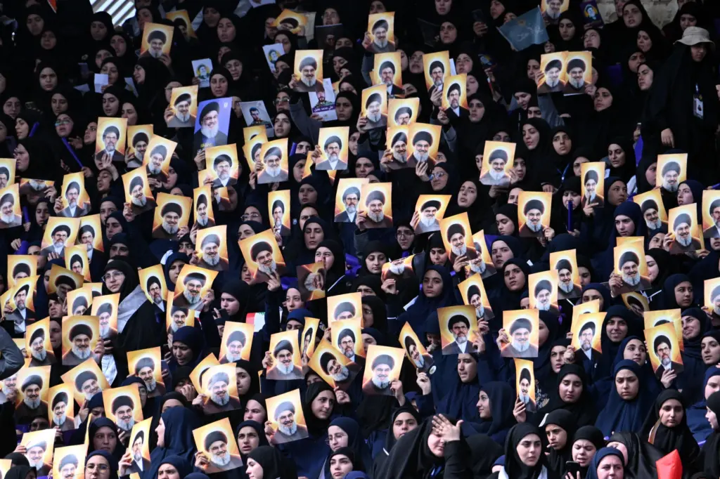Commemorazione di Hassan Nasrallah, leader di Hezbollah eliminato un anno fa da Israele, nello stadio di Beirut, 12 ottobre 2025 (foto Ansa)