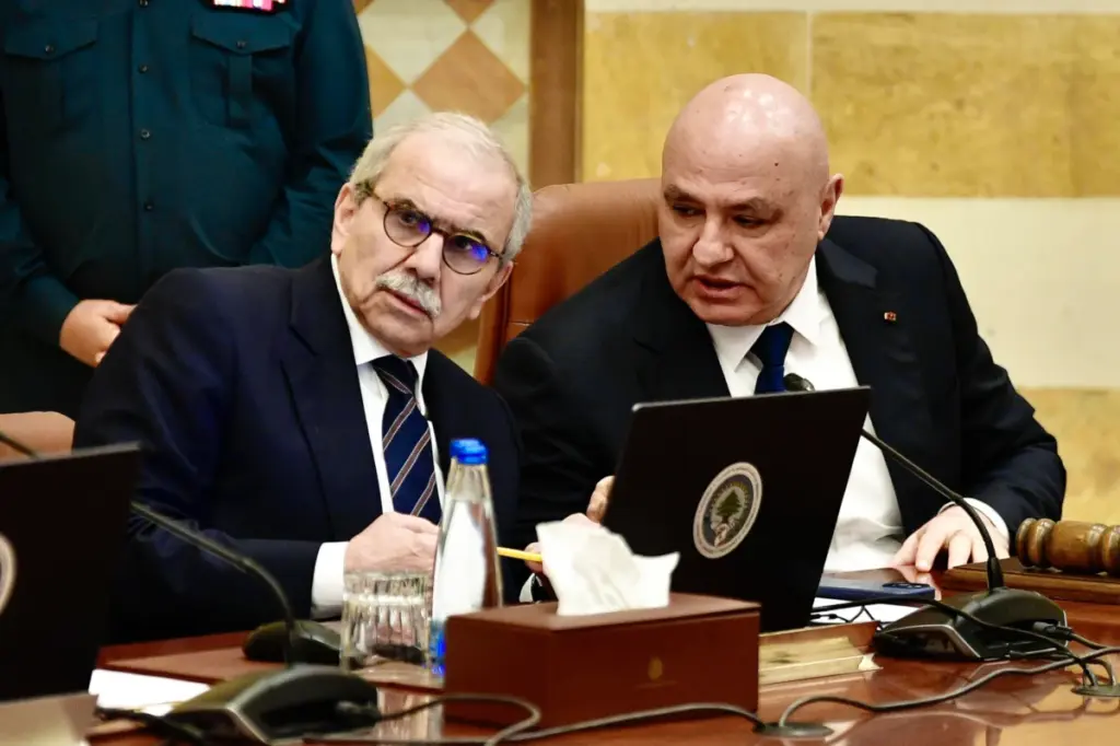 Il presidente del Libano Joseph Aoun (a destra nella foto) con il primo ministro Nawaf Salam, Beirut, 6 ottobre 2025 (foto Ansa)