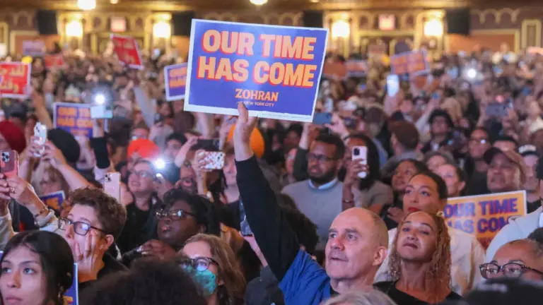 “È arrivato il nostro momento”, recitano i cartelli sollevati dai sostenitori di Zohran Mamdani durante un evento della sua campagna elettorale per il posto da sindaco di New York, 13 ottobre 2025 (foto Ansa)