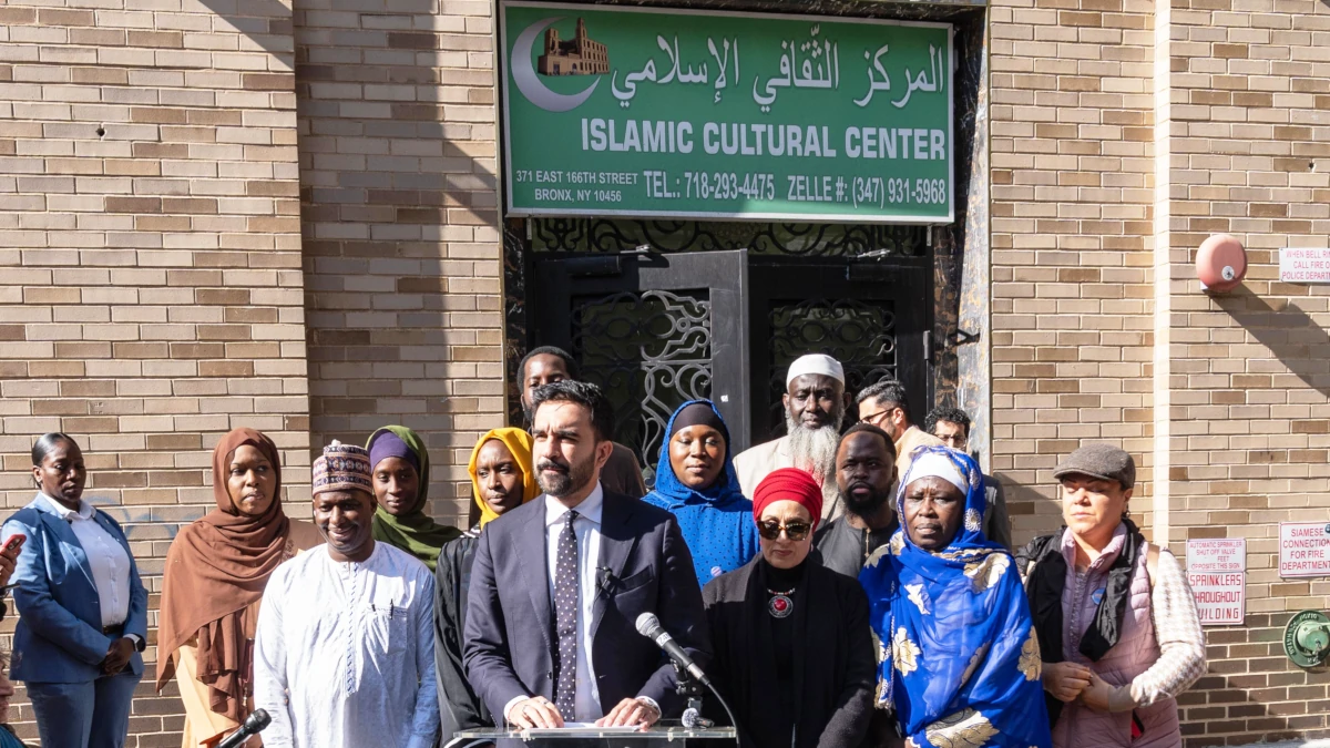 Il neo eletto sindaco di New York Zohran Mamdani durante un comizio al Centro culturale islamico del Bronx, 24 ottobre 2025 (foto Zumapress/Ansa)