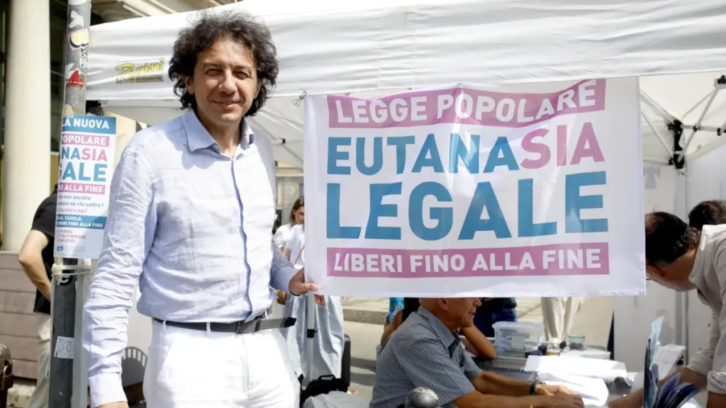 Marco Cappato, tesoriere dell&rsquo;Associazione Luca Coscioni, alla raccolta firme per una legge sul fine vita a favore di suicidio assistito ed eutanasia, Milano, 26 giugno 2025 (foto Ansa)