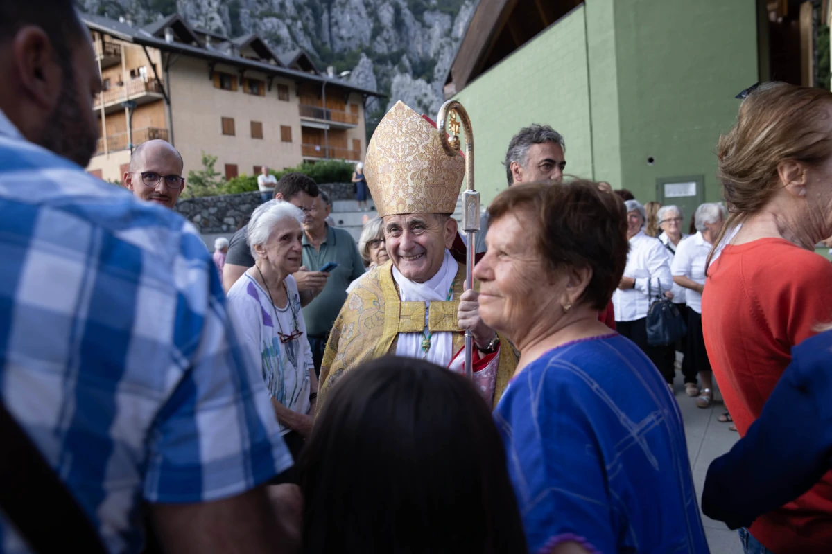 Monsignor Mario Delpini, arcivescovo di Milano, con un gruppo di fedeli (foto Itl/Chiesa di Milano)