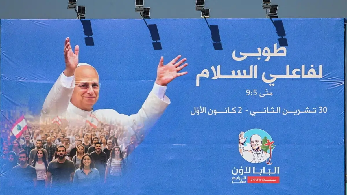 Un cartellone a Beirut raffigurante papa Leone XIV e il motto della visita apostolica in Turchia e Libano: 