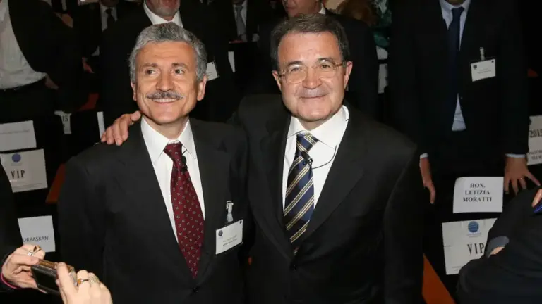 Il ministro egli Esteri Massimo D'Alema (S) e il presidente del Consiglio Romano Prodi festeggiano a Parigi dopo che Milano ha ottenuto la designazione a ospitare l'edizione 2015 dell'Expo mondiale.
