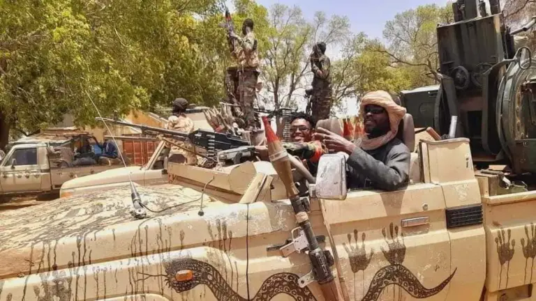 Alcuni membri delle milizie arabe di Hemedti, le Forze di supporto rapido (Rsf), prima di entrare a El-Fasher