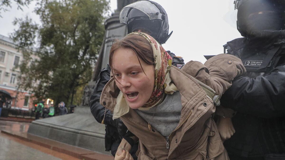 Una donna protesta in Russia contro la guerra e viene arrestata a Mosca nel 2022