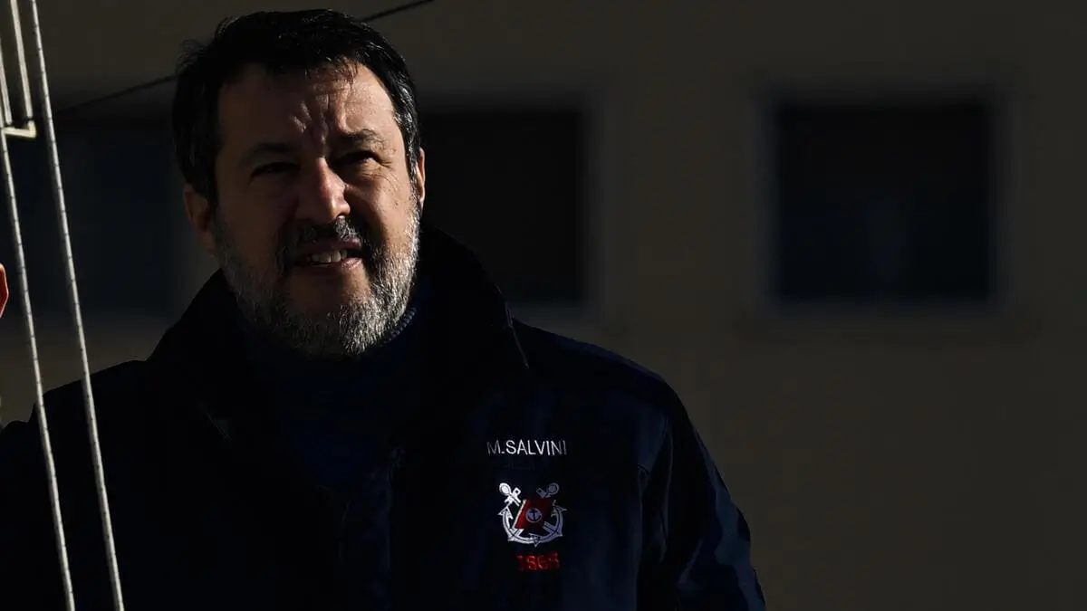 Il vicepremier Matteo Salvini durante un sopralluogo tecnico al Porto di Napoli, 14 novembre 2025 (foto Ansa)