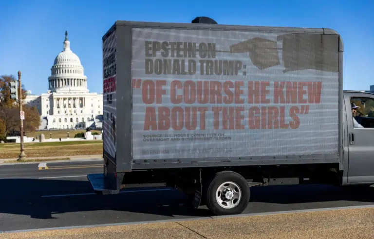Un furgone davanti alla Casa Bianca rinfaccia a Donald Trump l’amicizia con Jeffrey Epstein: «Certo che sapeva delle ragazze», recita la dichiarazione dell’imprenditore condannato per abusi sessuali e traffico di minori riportata sulle pareti del veicolo (foto Ansa)