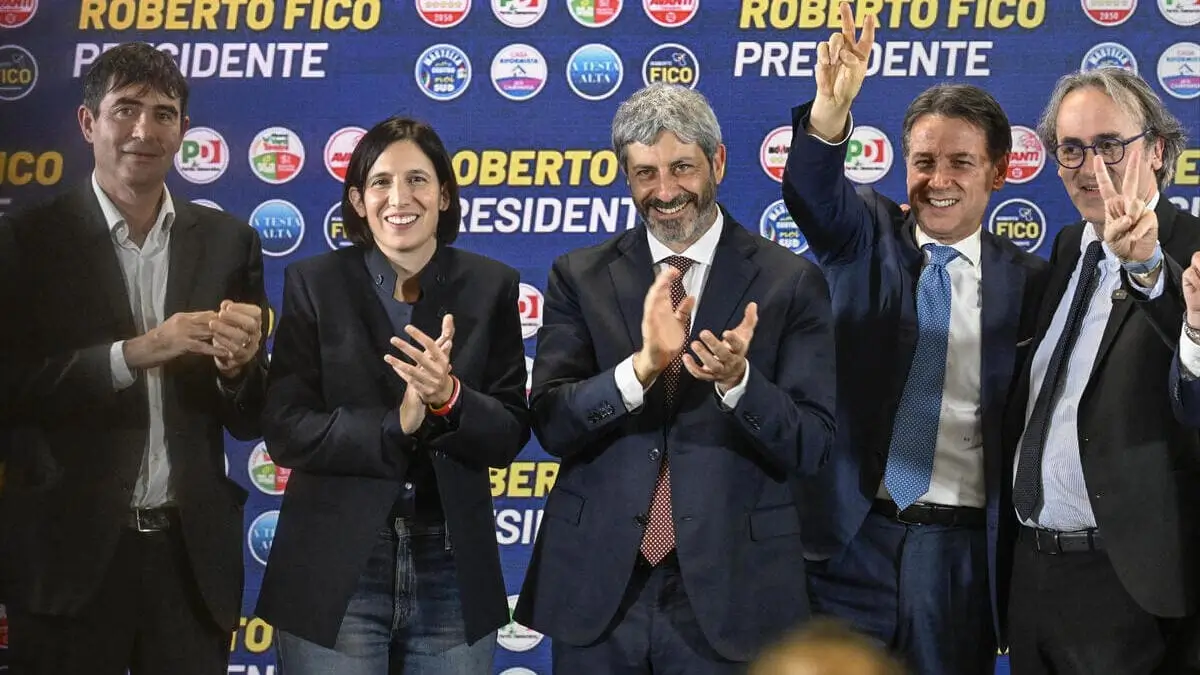 Nicola Fratoianni segretario e leader di Sinistra Italiana e di Alleanza Verdi e Sinistra, Elly Schlein segretaria del Partito Democratico , Roberto Fico Campania, presidente Regione , illeader del MOvimento 5 stelle Giuseppe Conte e Angelo Bonelli portavoce di Europa Verde nel comitato elettorale di Roberto Fico a Napoli, 24 novembre 2025