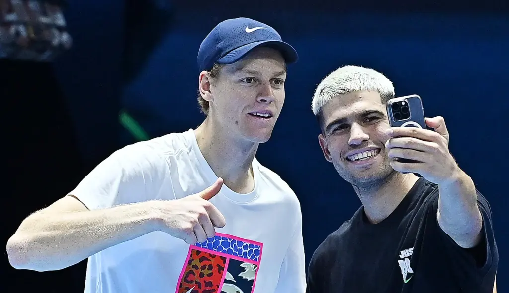Il tennista italiano Jannik Sinner, a sinistra, e il tennista spagnolo Carlos Alcaraz, a destra, si scattano un selfie al termine dell'allenamento di venerdì 7 novembre a Torino