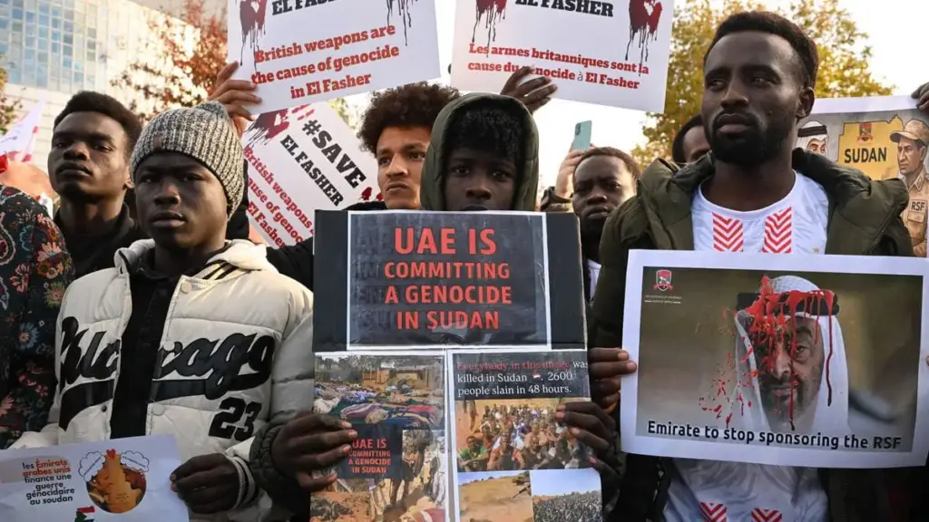 Protesta a Parigi per accusare gli Emirati arabi uniti di genocidio per il coinvolgimento nella guerra in Sudan