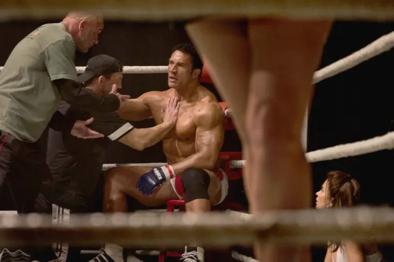 Fotogramma del film “The Smashing Machine” di Benny Safdie con “The Rock” Dwayne Johnson e Emily Blunt