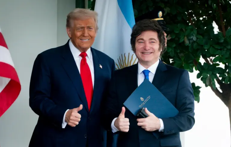 Il presidente americano Donald Trump con il suo omologo e alleato argentino Javier Milei alla Casa Bianca, 14 ottobre 2025 (foto Ansa)