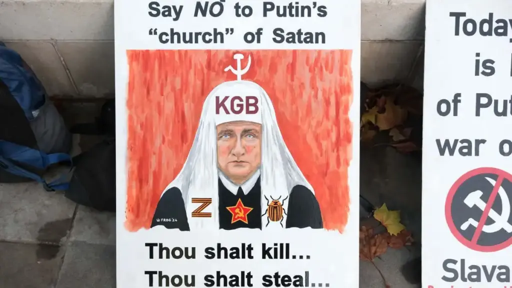 Un cartello di protesta contro il piano di pace americano degli ucraini a Londra