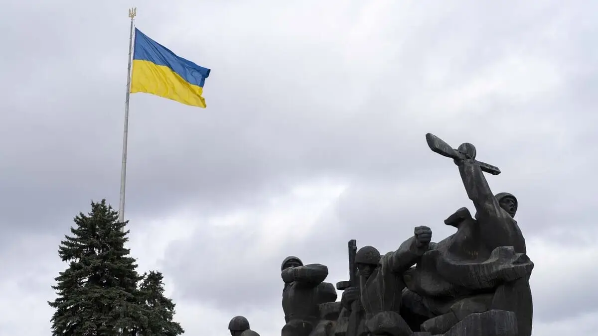 Un monumento a Kiev che commemora l'attraversamento da parte di soldati sovietici del fiume Dnipro durante la Seconda Guerra Mondiale