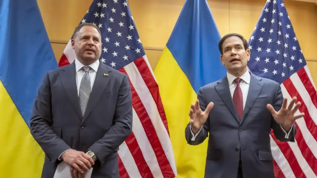 Il braccio destro di Zelensky, Andriy Yermak (a sinistra), discute con la stampa insieme al segretario di Stato americano Marco Rubio a Ginevra, dopo i colloqui tra Usa e Ucraina sui piani di pace di Trump e Ue