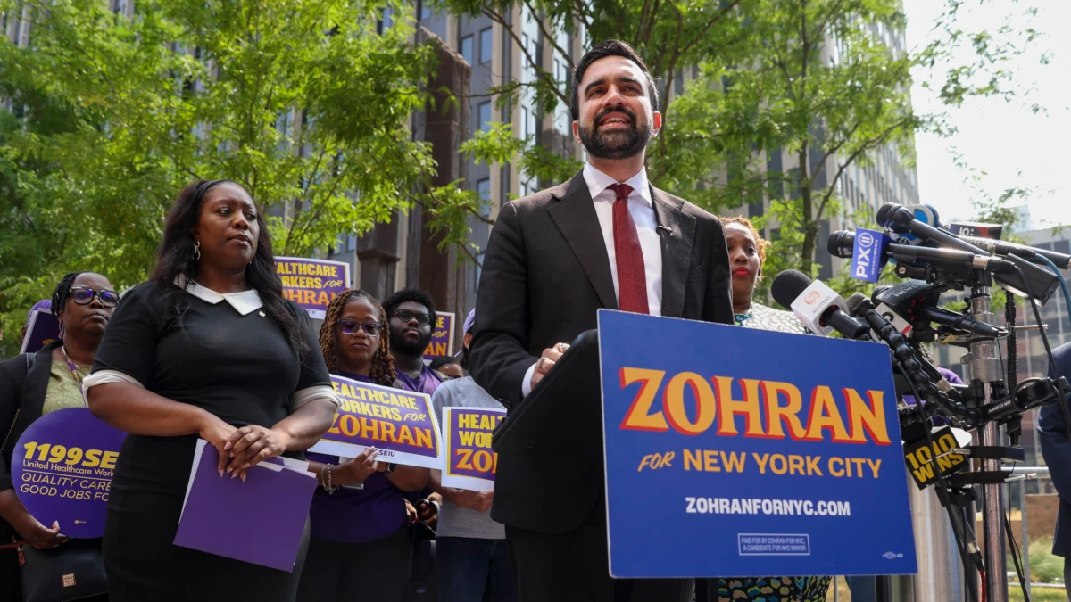 Il neo-eletto sindaco di New York Zohran Mamdani durante un comizio nell’agosto scorso (foto Ansa)