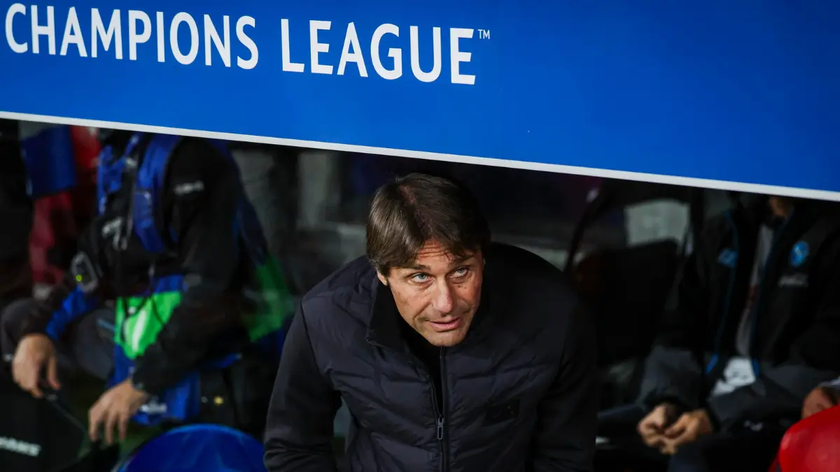 L'allenatore del Napoli, Antonio Conte, in panchina prima della partita di Champions League a Lisbona contro il Benfica
