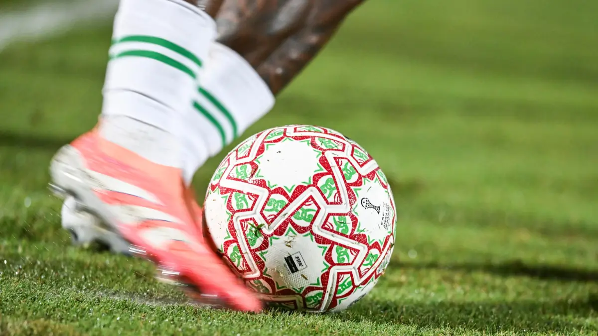 Un giocatore calcia un pallone ufficiale della Coppa d'Africa durante il riscaldamento prima dell'amichevole tra Egitto e Nigeria giocata al Cairo il 16 dicembre (foto Ansa)