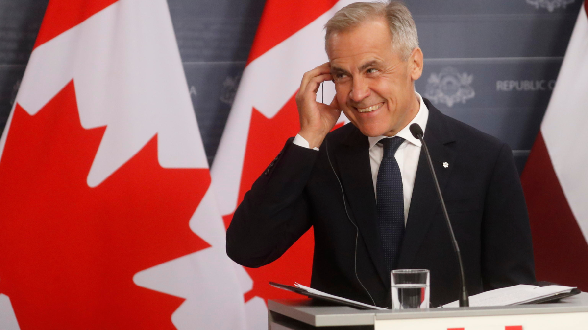 Il premier del Canada, Mark Carney, ascolta una domanda durante una conferenza stampa in Lituania