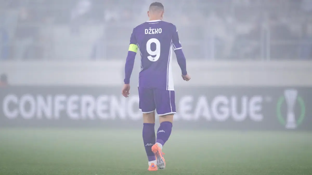 Crisi. L'attaccante della Fiorentina, Edin Dzeko, con la fascia da capitano al braccio durante la sfida di Conference League contro il Losanna