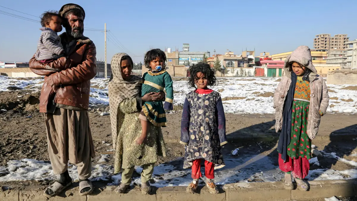 Una famiglia afghana in un accampamento in mezzo a un calo delle temperature alla periferia di Kabul, Afghanistan, 15 gennaio 2025 Onu povertà