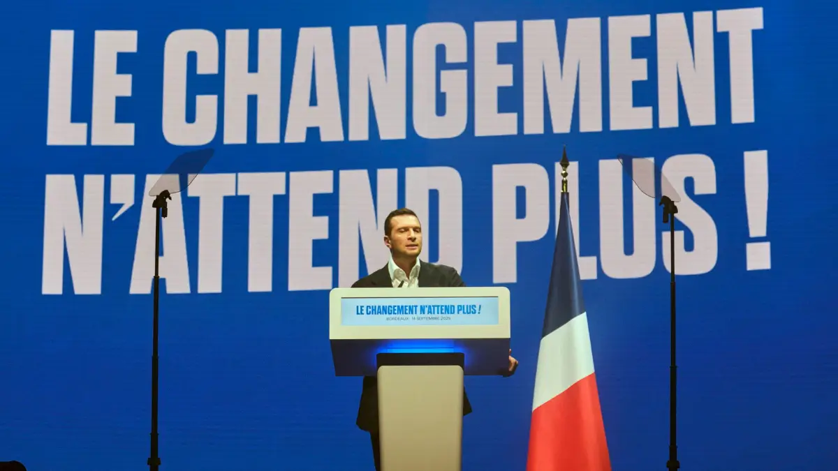 Jordan Bardella, presidente del Rassemblement national, parla sul palco della convention del partito a Bordeaux, il 14 settembre 2025