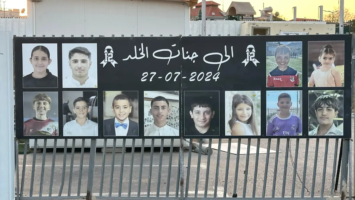 Lo striscione affisso nel villaggio druso Majdal Shana, nel Golan, che ricorda i 12 bambini uccisi da un razzo di Hezbollah (foto di Giancarlo Giojelli)