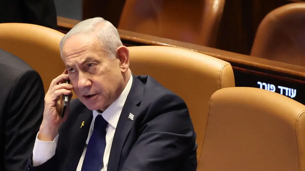 Il presidente israeliano, Benjamin Netanyahu, parla al telefono nell'Aula della Knesset