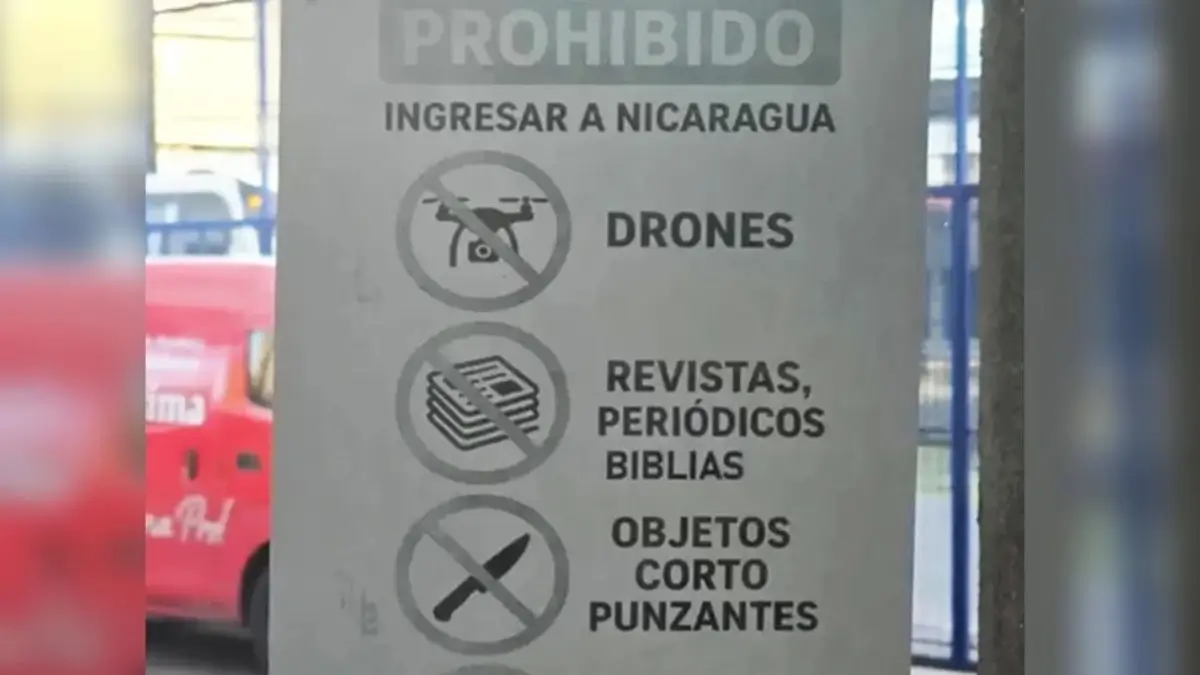 L'avviso affisso in alcune stazioni di trasporto in Sudamerica che vieta l'ingresso di bibbie in Nicaragua