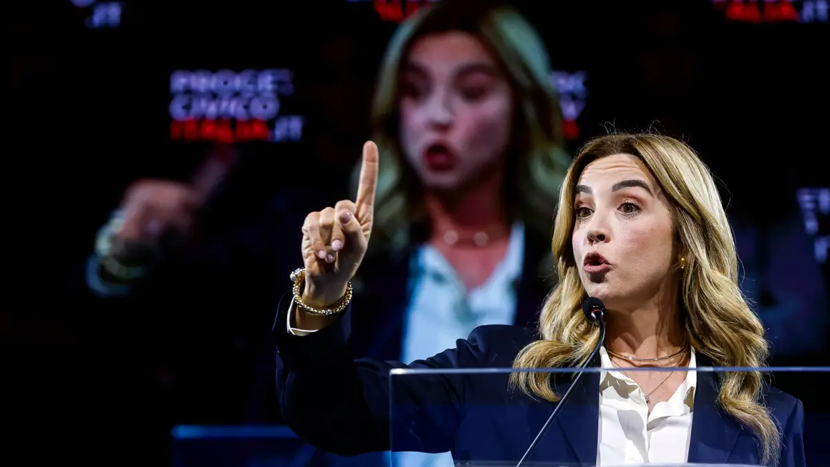 La sindaca di Genova Silvia Salis, parla sul palco dell'evento 