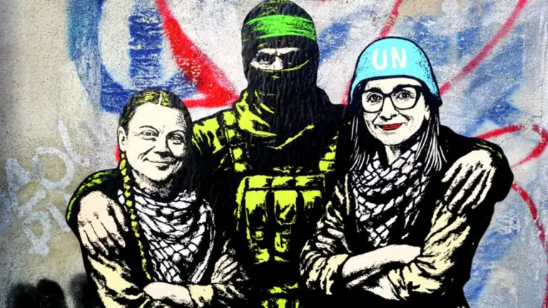Il murale di aleXsandro Palombo, Human Shields, apparso alla Stazione Termini di Roma e raffigurante Greta Thunberg e Francesca Albanese abbracciate da un miliziano di Hamas