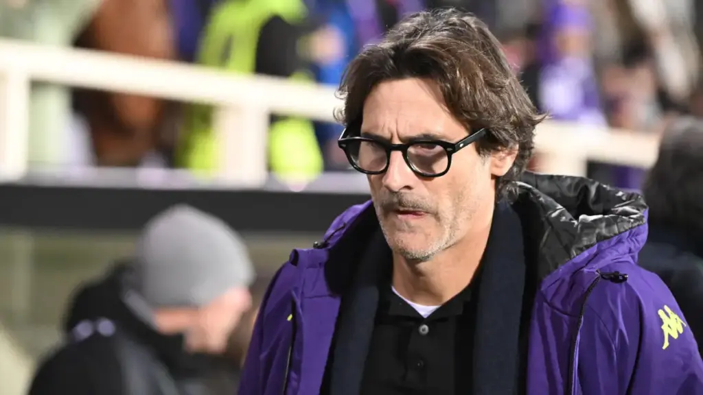 L'allenatore della Fiorentina Paolo Vanoli accanto alla panchina nello stadio Artemio Franchi di Firenze. Vanoli è stato chiamato al posto di Pioli per uscire dalla crisi