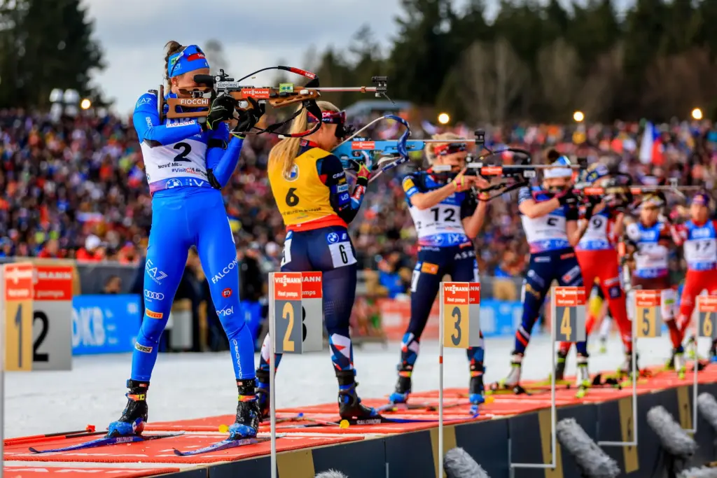 Un momento della tappa del campionato mondiale di biathlon a Nove Mesto, in Repubblica Ceca, il 18 febbraio 2024. La prima della fila è l'italianaLisa Vittozzi