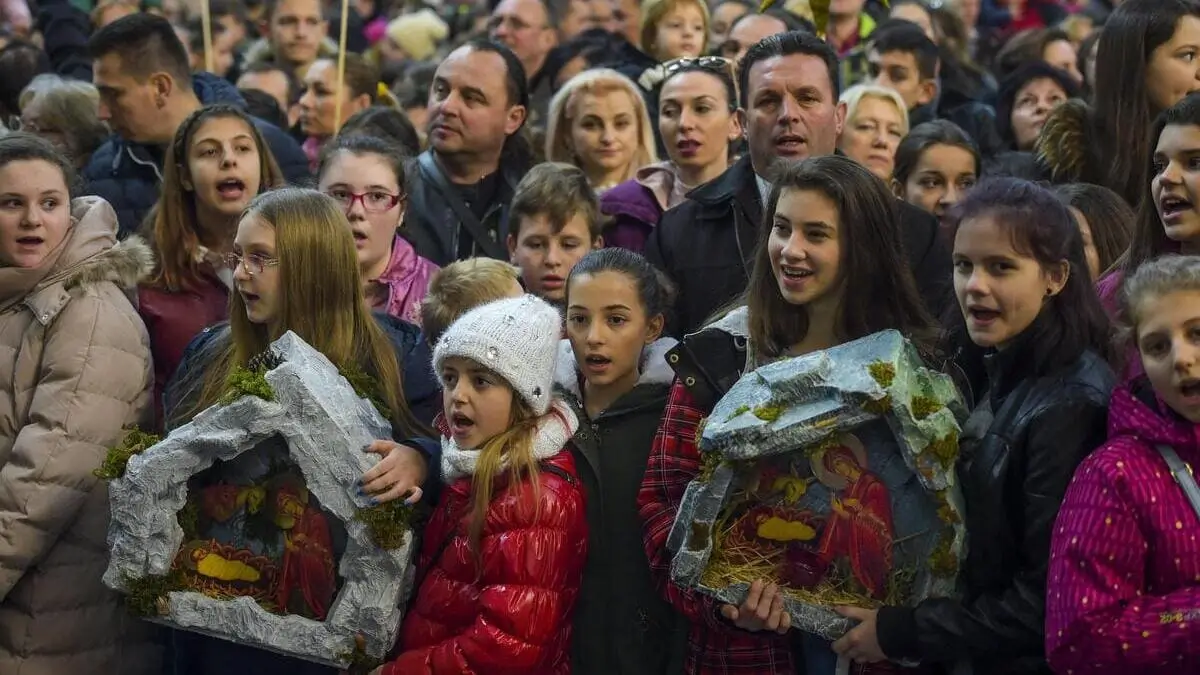 Bambini e adulti cantano canzoni di natale