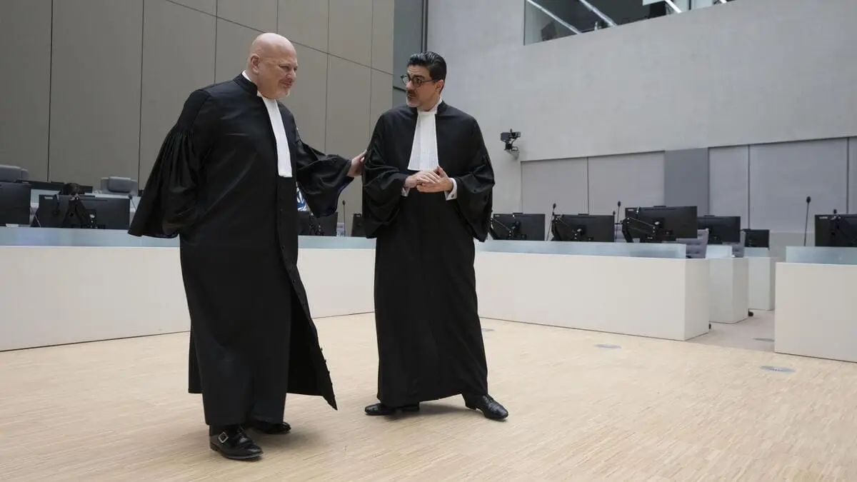 Il procuratore capo della Corte penale internazionale Karim Ahmad Khan (a sinistra), condannato il 12 dicembre a 15 anni da un tribunale di Mosca per aver chiesto l’arresto di Vladimir Putin. Era già stato sanzionato a febbraio da Washington