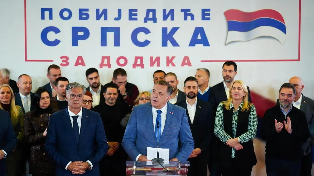 L'ex presidente della Repubblica Serba, una delle due entità in cui è divisa la Bosnia-Erzegovina, parla di fianco al nuovo presidente, Sinisa Karan