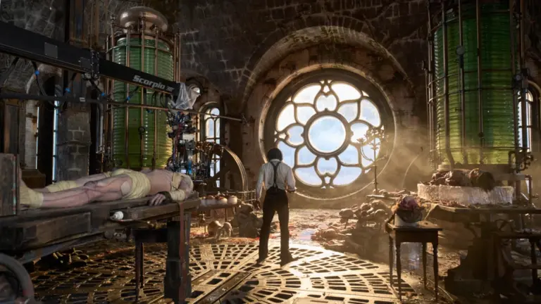 Fotogramma del film “Frankenstein” di Guillermo del Toro con Oscar Isaac