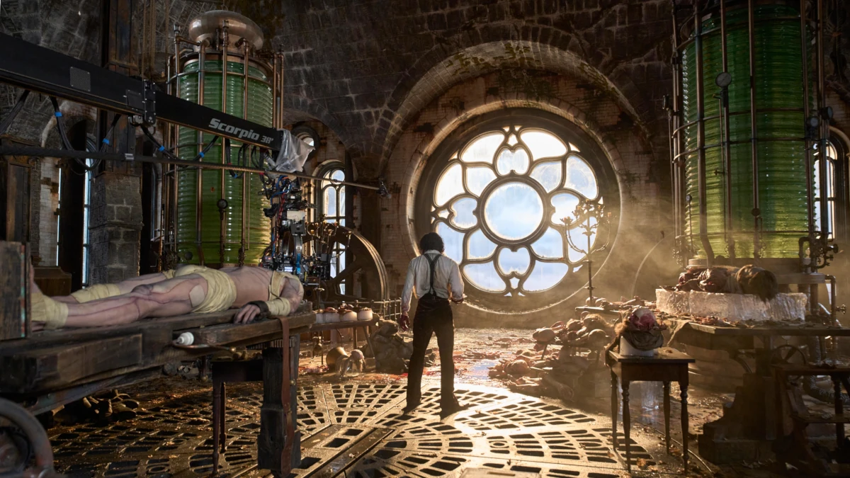 Fotogramma del film “Frankenstein” di Guillermo del Toro con Oscar Isaac