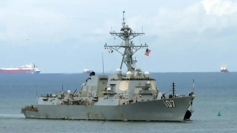 Il cacciatorpediniere americano Gravely arriva a Trinidad e Tobago per condurre esercitazioni militari