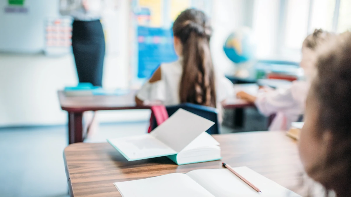Insegnante fa lezione in un’aula di scuola