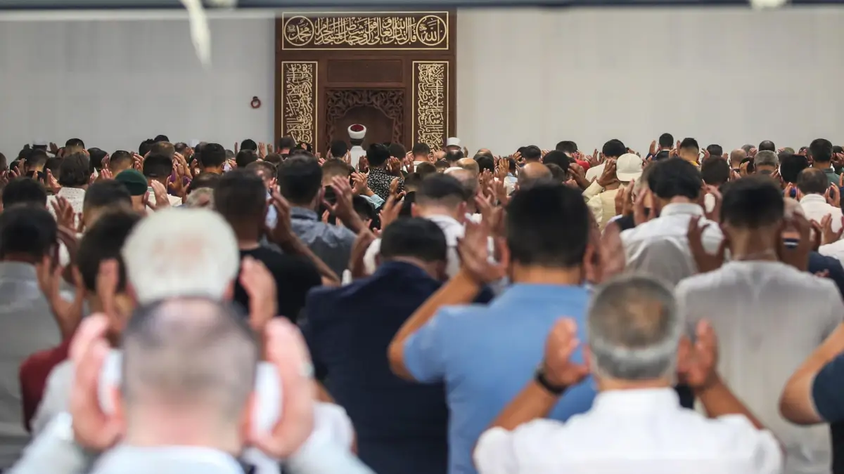 Musulmani in preghiera in una moschea nei sobborghi di Parigi, il 31 luglio 2020