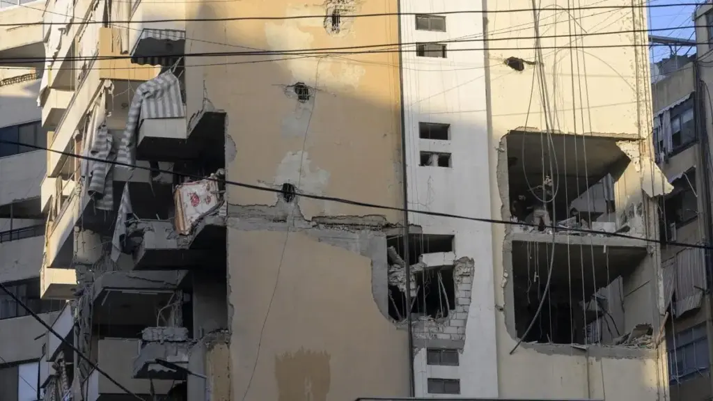 Le conseguenze di un attacco aereo israeliano nella periferia sud di Beirut