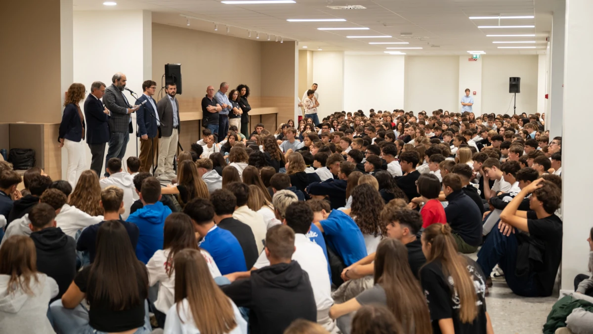 Studenti e professori riuniti all’Istituto scolastico Don Gnocchi di Carate Brianza