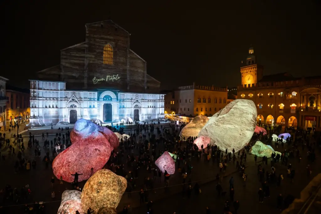 Panoramica su piazza Maggiore con i “monoliti†gonfiabili dell’artista Nimrod Weis illuminati per la prima volta domenica 21 dicembre 2025