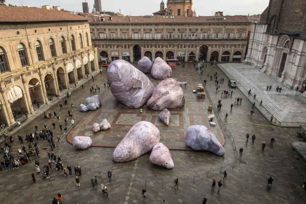 L’installazione allestita da Bologna Festival e Illumia in piazza Maggiore, Bologna, 17 dicembre 2025 (foto Ansa)